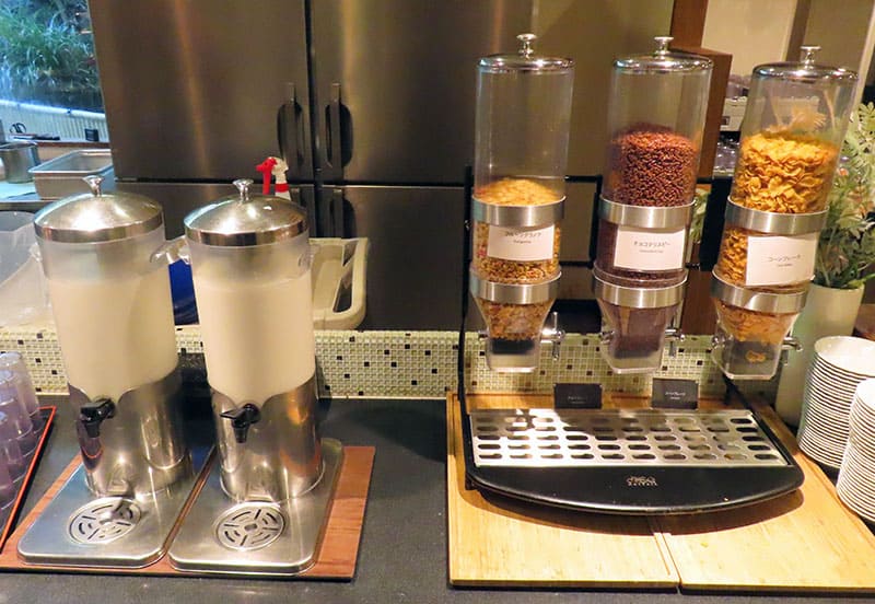 牛乳、シリアル